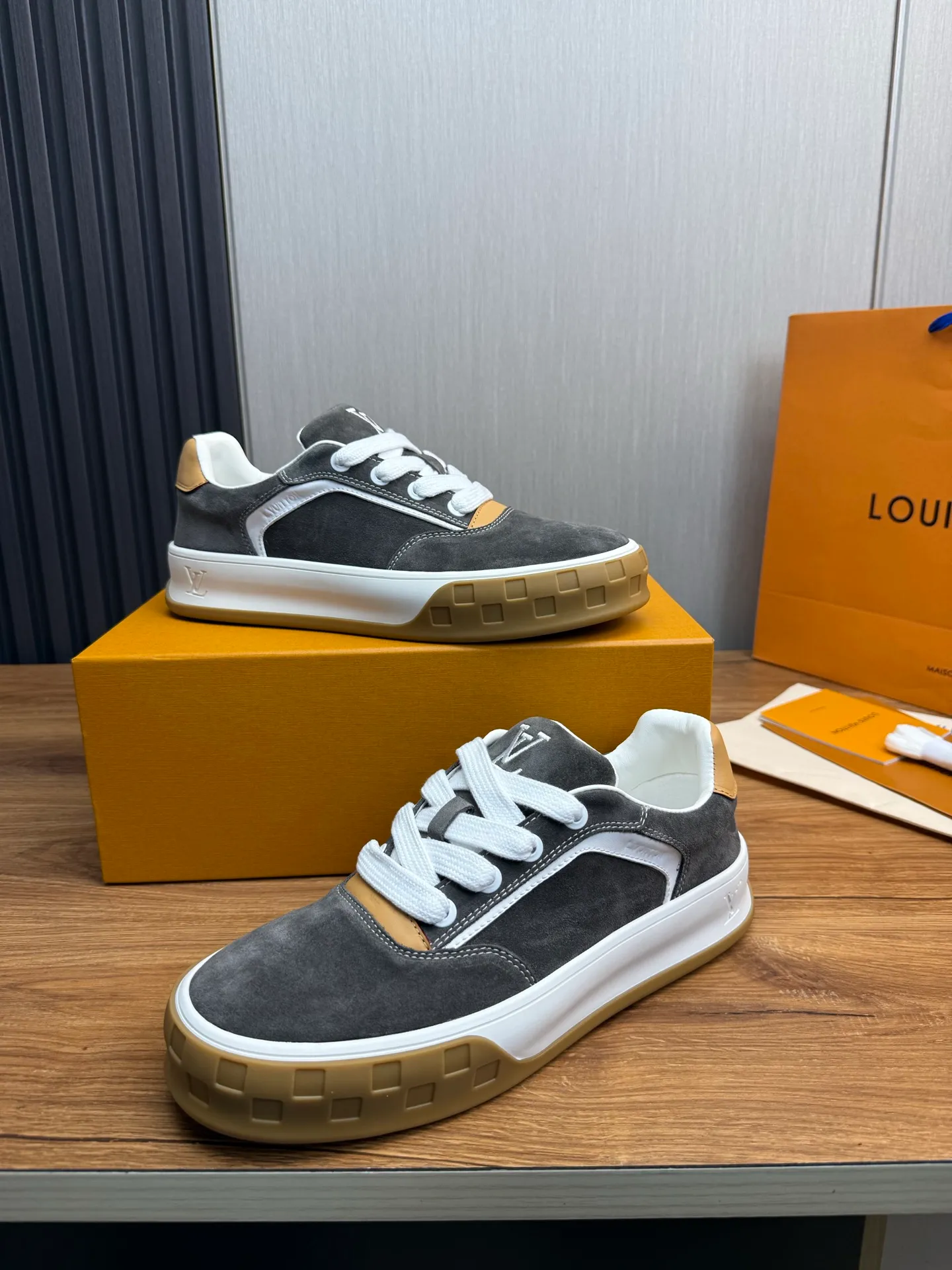 Men's shoes 620💰 Lv. Top purchasing agent🇮🇹 Louis Vuitton, sports sneakers counter synchronization, uppers imported from Italy, high-quality splicing and complex handicrafts, imported mesh pads are soft and comfortable, soles: original factory special soles, TPU exclusive movable molded soles super comfortable, original factory single goods, 🔍🔍high quality, you can enter and exit the counter at will, welcome to compare, code number 38-44 (customized 38.45)